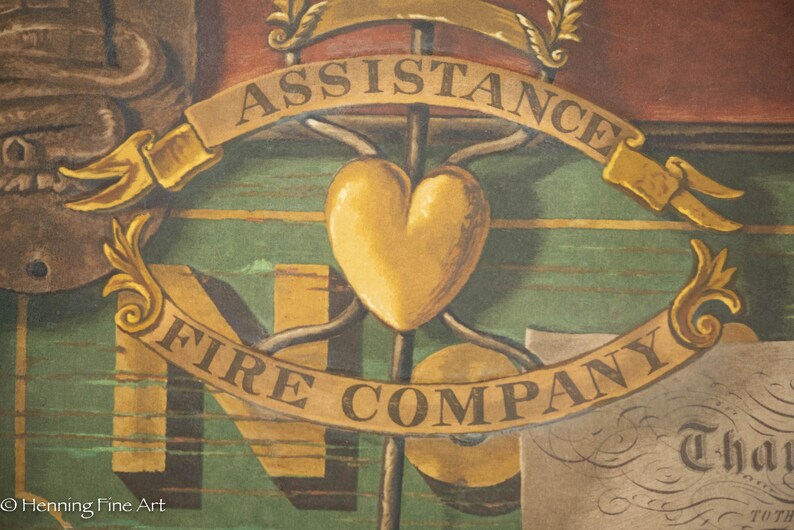 K&ouml;nnte beinhalten: Eine Illustration im Vintage-Stil eines Feuerwehr-Emblems. Das Emblem zeigt ein herzf&ouml;rmiges Design mit den Worten "Assistance Fire Company" in einem goldenen Banner. Der Hintergrund ist ein gr&uuml;nes und braunes Holzmaserungsmuster.