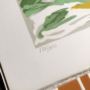 K&ouml;nnte beinhalten: Nahaufnahme eines wei&szlig;en Papiers mit einem abstrakten Design in Gr&uuml;n und Gelb. Die Nummer "138/300" ist mit Bleistift unten rechts geschrieben.