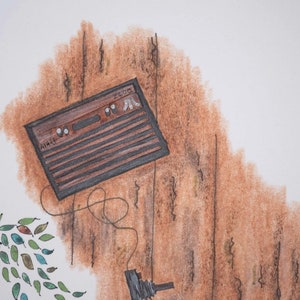 Puede incluir: Una consola de videojuegos vintage marr&oacute;n y negra con un cable que cuelga. La consola est&aacute; colgada en una pared marr&oacute;n con una rama de &aacute;rbol y hojas en primer plano.