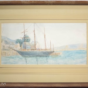 Puede incluir: Una pintura de acuarela de un barco atracado en un puerto. El barco tiene tres mástiles y está pintado en tonos de azul y blanco. El agua es de un azul claro y el cielo es de un gris pálido. La pintura está enmarcada en un marco de madera.