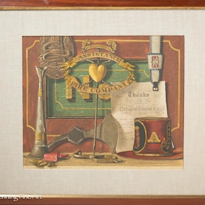 K&ouml;nnte beinhalten: Ein altes Stillleben-Gem&auml;lde, das das Emblem einer Feuerwehr zeigt. Das Gem&auml;lde zeigt ein goldenes Herz, eine Feuerwehraxt, ein Horn, ein Dokument mit dem Text "Thanks Diligent Engine Co." und einen roten Feuerwehrkapit&auml;n-Hut mit einem goldenen Emblem.