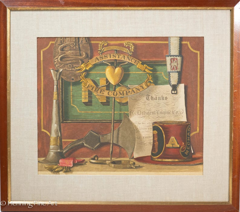 K&ouml;nnte beinhalten: Ein altes Stillleben-Gem&auml;lde, das das Emblem einer Feuerwehr zeigt. Das Gem&auml;lde zeigt ein goldenes Herz, eine Feuerwehraxt, ein Horn, ein Dokument mit dem Text "Thanks Diligent Engine Co." und einen roten Feuerwehrkapit&auml;n-Hut mit einem goldenen Emblem.