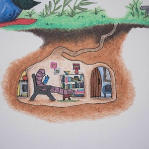 Puede incluir: Una ilustraci&oacute;n de dibujos animados de un gusano leyendo un libro en una acogedora casa subterr&aacute;nea con una estanter&iacute;a, una silla, una mesa peque&ntilde;a y una puerta. La casa est&aacute; decorada con una l&aacute;mpara y algunas decoraciones coloridas.
