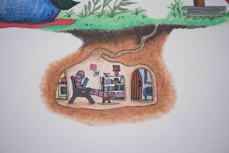 Puede incluir: Una ilustraci&oacute;n de dibujos animados de un gusano leyendo un libro en una acogedora casa subterr&aacute;nea con una estanter&iacute;a, una silla, una mesa peque&ntilde;a y una puerta. La casa est&aacute; decorada con una l&aacute;mpara y algunas decoraciones coloridas.