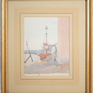 Puede incluir: Una pintura de acuarela de un barco rojo atracado en un muelle. El barco está parcialmente oculto por un edificio en el lado derecho de la imagen. La pintura está enmarcada en un marco dorado.