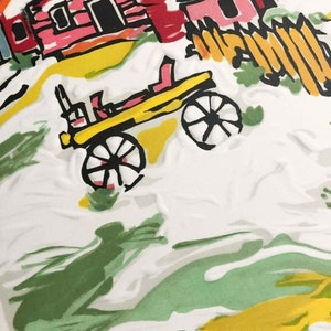 K&ouml;nnte beinhalten: Ein gelber Spielzeugwagen mit schwarzen R&auml;dern und roten Akzenten vor einem wei&szlig;en Hintergrund mit gr&uuml;nen und gelben Pinselstrichen. Der Wagen steht vor einem rosa und roten Haus mit einem gelben Zaun.