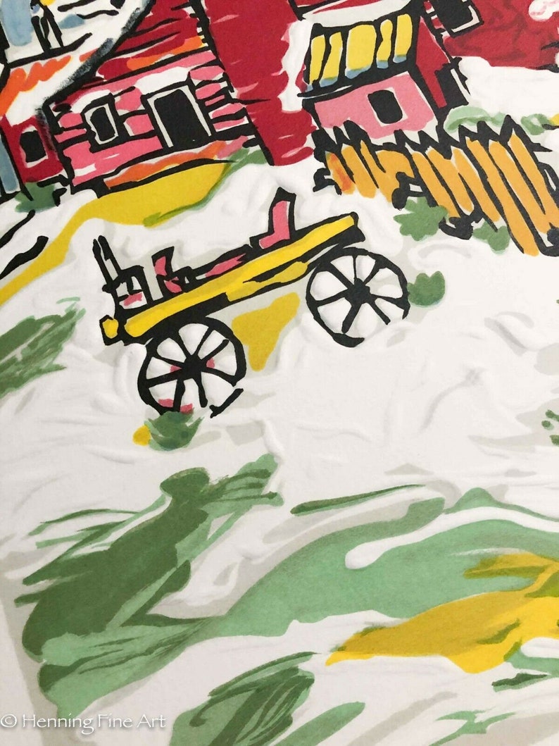 K&ouml;nnte beinhalten: Ein gelber Spielzeugwagen mit schwarzen R&auml;dern und roten Akzenten vor einem wei&szlig;en Hintergrund mit gr&uuml;nen und gelben Pinselstrichen. Der Wagen steht vor einem rosa und roten Haus mit einem gelben Zaun.