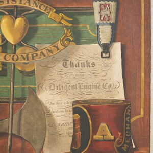 K&ouml;nnte beinhalten: Eine Vintage-Illustration eines Herzens mit einem Banner, auf dem "Assistance Company" steht. Das Herz ist golden und das Banner ist gelb. Es gibt ein wei&szlig;-blaues Band mit einem rot-wei&szlig;en Emblem. Ein St&uuml;ck Papier mit dem Text "Danke an die Diligent Engine Co. F&uuml;r ihren eifrigen Einsatz bei der Rettung" ist sichtbar. Eine rot-goldene Dose mit dem Buchstaben "A" und dem Wort "Mechaniker" befindet sich auf einer roten Oberfl&auml;che.