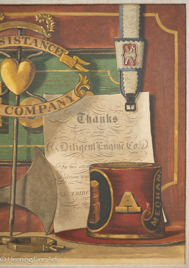 K&ouml;nnte beinhalten: Eine Vintage-Illustration eines Herzens mit einem Banner, auf dem "Assistance Company" steht. Das Herz ist golden und das Banner ist gelb. Es gibt ein wei&szlig;-blaues Band mit einem rot-wei&szlig;en Emblem. Ein St&uuml;ck Papier mit dem Text "Danke an die Diligent Engine Co. F&uuml;r ihren eifrigen Einsatz bei der Rettung" ist sichtbar. Eine rot-goldene Dose mit dem Buchstaben "A" und dem Wort "Mechaniker" befindet sich auf einer roten Oberfl&auml;che.
