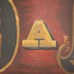 K&ouml;nnte beinhalten: Ein Vintage-Schild mit dem Wort "MECHANIKER" in schwarzen und goldenen Buchstaben auf einem dunkelbraunen Hintergrund. Der Buchstabe "A" ist in Gold hervorgehoben und schwarz umrandet. Das Schild hat einen abgenutzten, alten Look.