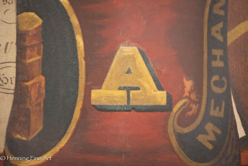 K&ouml;nnte beinhalten: Ein Vintage-Schild mit dem Wort "MECHANIKER" in schwarzen und goldenen Buchstaben auf einem dunkelbraunen Hintergrund. Der Buchstabe "A" ist in Gold hervorgehoben und schwarz umrandet. Das Schild hat einen abgenutzten, alten Look.