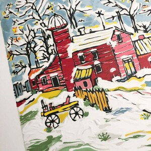 K&ouml;nnte beinhalten: Ein farbenfrohes Gem&auml;lde einer verschneiten Winterlandschaft mit einem roten und rosafarbenen Bauernhaus, B&auml;umen und einem gelben Wagen. Der Himmel ist blau mit wei&szlig;en Wolken.