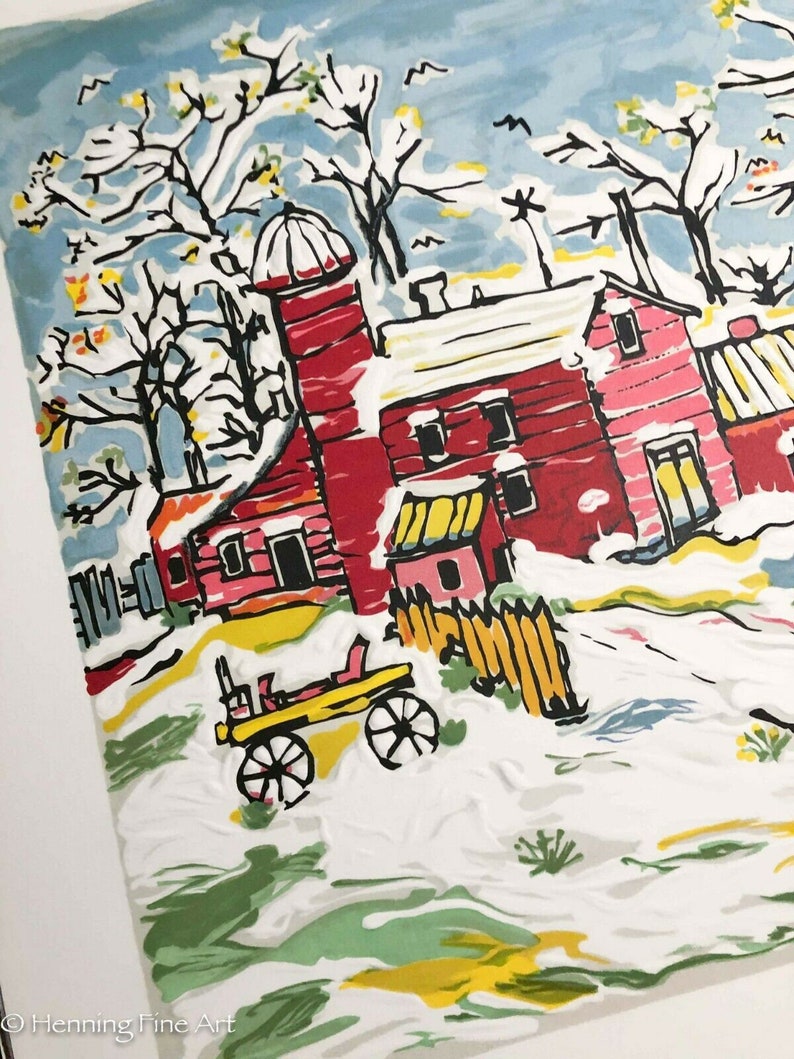 K&ouml;nnte beinhalten: Ein farbenfrohes Gem&auml;lde einer verschneiten Winterlandschaft mit einem roten und rosafarbenen Bauernhaus, B&auml;umen und einem gelben Wagen. Der Himmel ist blau mit wei&szlig;en Wolken.