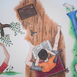 Puede incluir: Una persona leyendo un libro mientras est&aacute; tumbada en un suelo de madera marr&oacute;n. La persona lleva una camisa naranja y tiene el pelo casta&ntilde;o. Hay una almohada roja y marr&oacute;n debajo de la cabeza de la persona.