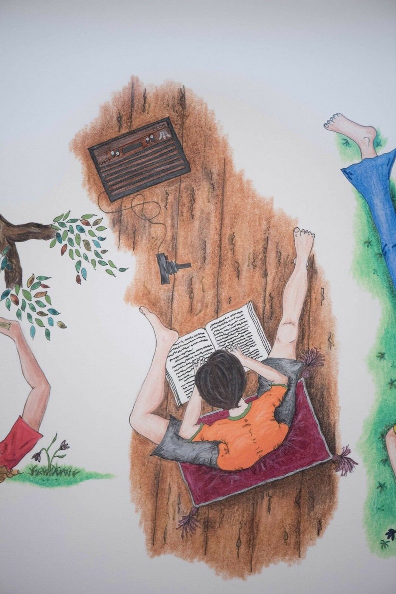 Puede incluir: Una persona leyendo un libro mientras est&aacute; tumbada en un suelo de madera marr&oacute;n. La persona lleva una camisa naranja y tiene el pelo casta&ntilde;o. Hay una almohada roja y marr&oacute;n debajo de la cabeza de la persona.