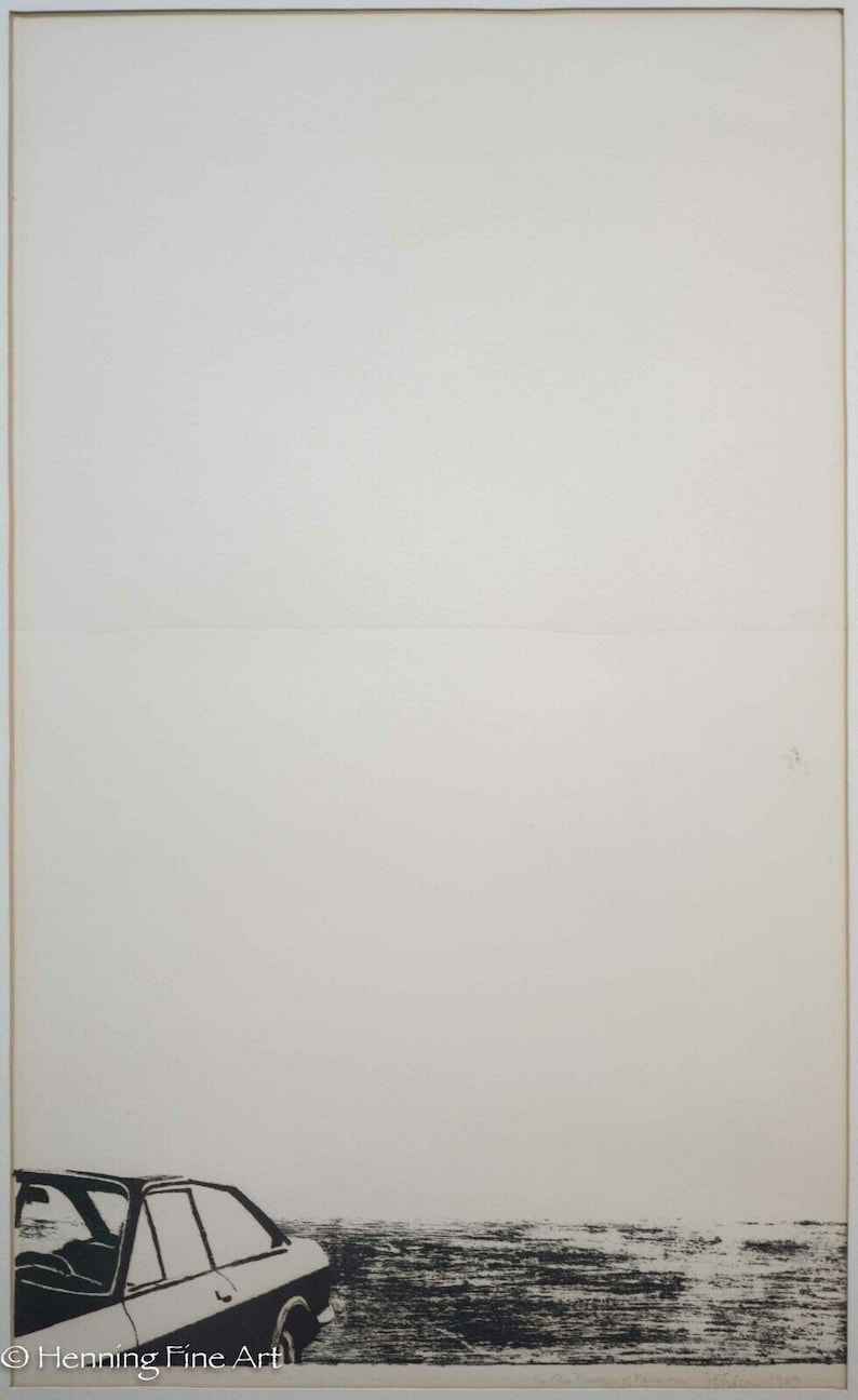 Puede incluir: Una impresi&oacute;n en blanco y negro de un coche aparcado en una playa con un cielo blanco de fondo. El coche est&aacute; mirando hacia el lado derecho de la imagen. La impresi&oacute;n est&aacute; titulada "Henning Fine Art".