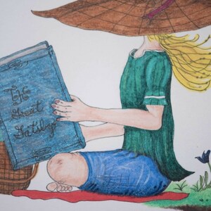 Puede incluir: Una mujer con un vestido verde y un sombrero marr&oacute;n se sienta en una manta roja y lee un libro azul titulado "The Great Gatsby".