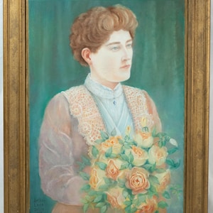 Puede incluir: Una pintura de retrato antiguo de una mujer sosteniendo un ramo de rosas amarillas y melocotón. La mujer lleva un vestido azul claro con cuello de encaje y una chaqueta rosa. La pintura está en un marco dorado.