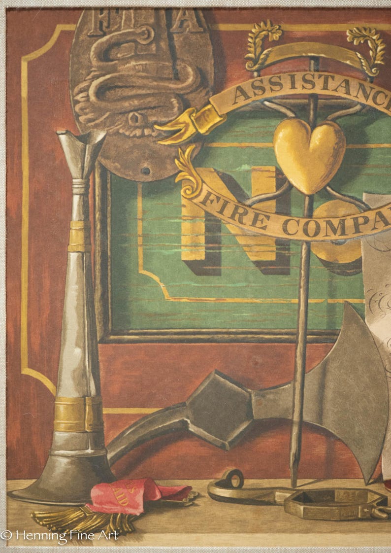 K&ouml;nnte beinhalten: Ein Stillleben mit Ausr&uuml;stung einer Feuerwehr. Das Gem&auml;lde zeigt eine Trompete aus Messing, eine Feuerwehraxt, ein herzf&ouml;rmiges Emblem und ein Schild mit der Aufschrift "Assistance Fire Company No."