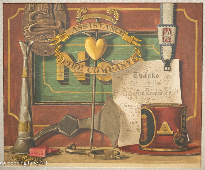 K&ouml;nnte beinhalten: Ein Vintage-Gem&auml;lde, das das Emblem einer Feuerwehr mit einem Herzen, einer Axt, einer Trompete und einem Hut mit dem Text "Danke an die Diligent Engine Co." zeigt.