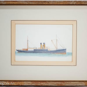 Puede incluir: Una pintura de acuarela de un barco azul y blanco con dos chimeneas. El barco navega en un mar tranquilo.