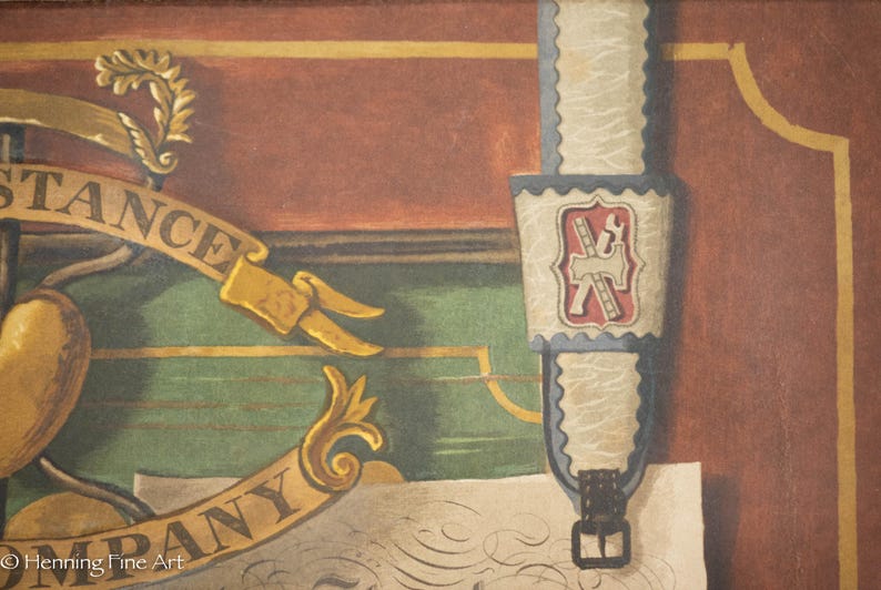 K&ouml;nnte beinhalten: Eine Illustration im Vintage-Stil eines Firmenlogos mit den Worten "Company" und "Assistance" in goldener Schrift. Das Logo ist von einem gr&uuml;nen und braunen Hintergrund umgeben, mit einem wei&szlig;en und blauen Band mit einem roten und wei&szlig;en Emblem.