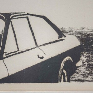 Puede incluir: Ilustraci&oacute;n en blanco y negro de un coche conduciendo por una carretera. El coche est&aacute; dibujado de forma simple y estilizada, con solo las caracter&iacute;sticas b&aacute;sicas del veh&iacute;culo visibles. La carretera se representa como una serie de l&iacute;neas paralelas.