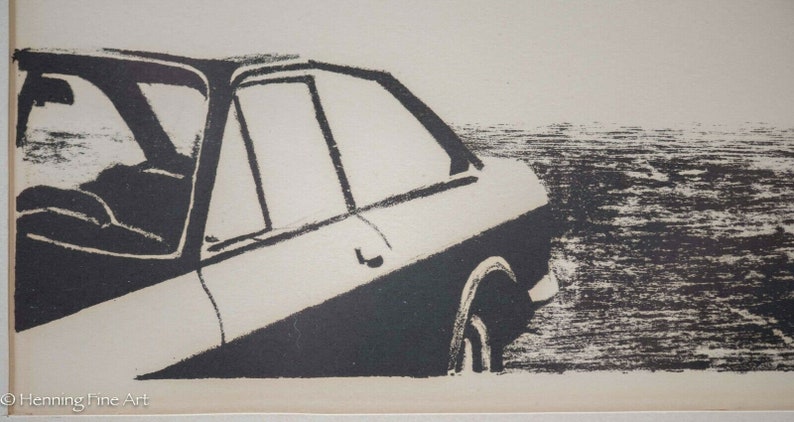 Puede incluir: Ilustraci&oacute;n en blanco y negro de un coche conduciendo por una carretera. El coche est&aacute; dibujado de forma simple y estilizada, con solo las caracter&iacute;sticas b&aacute;sicas del veh&iacute;culo visibles. La carretera se representa como una serie de l&iacute;neas paralelas.