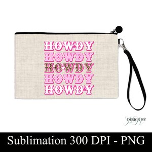 Pu&ograve; includere: Una trousse da trucco in tela rosa e bianca con una cerniera nera e una tracolla nera. La trousse riporta la parola "HOWDY" ripetuta cinque volte in lettere rosa con una stella sull'ultima parola.