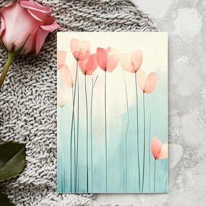 Puede incluir: Una tarjeta con una ilustraci&oacute;n de acuarela de flores rosas con tallos delgados sobre un fondo azul claro.