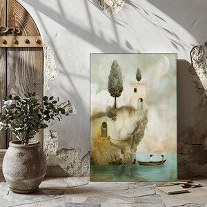 K&ouml;nnte beinhalten: Ein Kunstdruck, der eine ruhige K&uuml;stenlandschaft zeigt. Ein kleines Boot f&auml;hrt auf t&uuml;rkisfarbenem Wasser auf eine Klippe mit einem wei&szlig;en Geb&auml;ude und zwei hohen B&auml;umen zu. Das Kunstwerk hat einen weichen, malerischen Stil mit einer ged&auml;mpften Farbpalette.