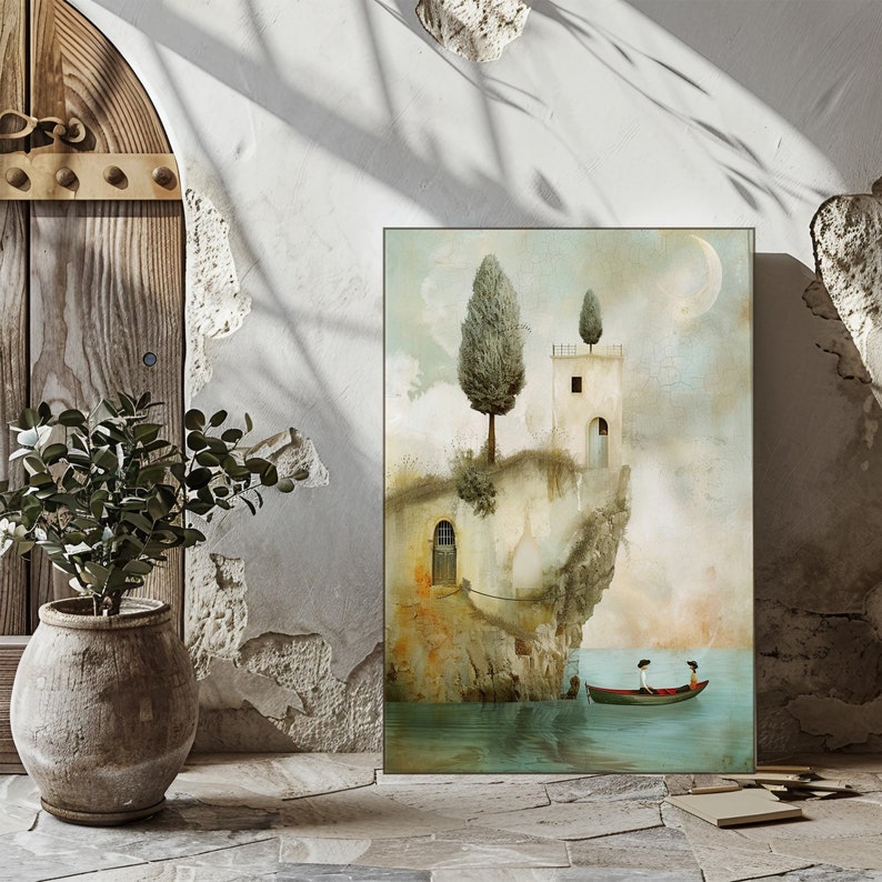 K&ouml;nnte beinhalten: Ein Kunstdruck, der eine ruhige K&uuml;stenlandschaft zeigt. Ein kleines Boot f&auml;hrt auf t&uuml;rkisfarbenem Wasser auf eine Klippe mit einem wei&szlig;en Geb&auml;ude und zwei hohen B&auml;umen zu. Das Kunstwerk hat einen weichen, malerischen Stil mit einer ged&auml;mpften Farbpalette.