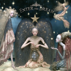 Puede incluir: Una ilustración digital titulada ENTER THE DREAM que muestra tres figuras pálidas con cabello largo y motivos de estrellas. La figura central sostiene una linterna brillante, flanqueada por otras dos ante un cielo azul estrellado.