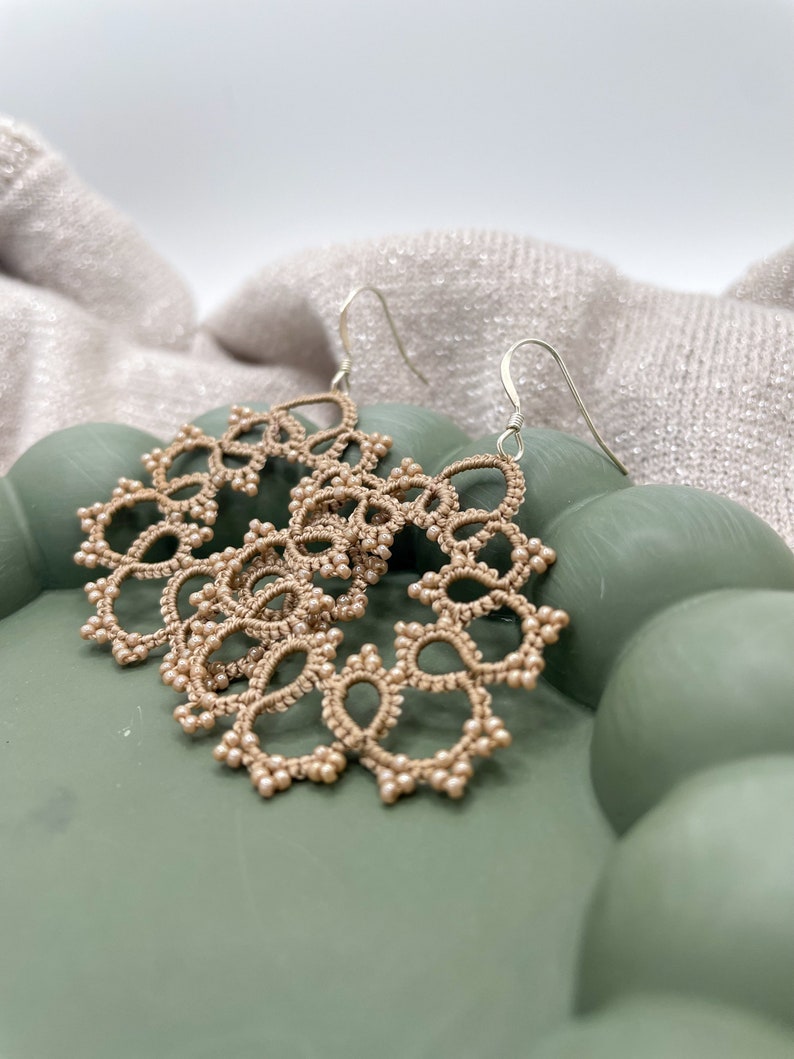 Beige lace earrings with beads, handmade with shuttle, delicate earrings, total black , aesthetic lace earrings, frivolité technique zdjęcie 5