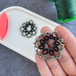Ohrringe Spitze mit glasperlen, schwarz und Grün, handgemacht mit Schiffchen, zarte Ohrringe, ästhetische ohrringe, Frivolité Technik