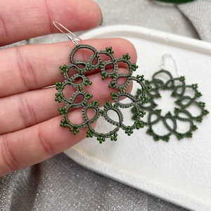 Grüne spitze ohrringe mit perlen, handgemacht mit Schiffchen, delikate ohrringe, ästhetische spitze ohrringe, frivolité technik, geschenk für sie