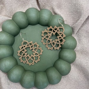 Beige lace earrings with beads, handmade with shuttle, delicate earrings, total black , aesthetic lace earrings, frivolité technique zdjęcie 4