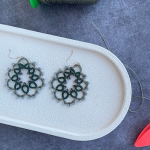 Grüne spitze ohrringe mit graue glas perlen, handgemacht mit Schiffchen, delikate ohrringe, ästhetische spitze ohrringe, frivolité technik