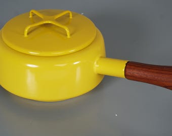 Cacerola IHQ Dansk Designs France Copenhagen años 60, esmalte amarillo, madera de teca.