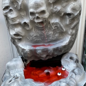 Bleeding Skulls Fountain Large Halloween Haunted House Prop Decoration Spooky