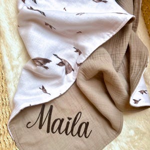 Personlig muslinfilt för babyn | Gäss och andra djur | Broderad med namn | Babyshowerpresent
