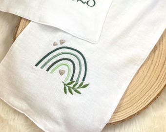Personalisierter Taufschal mit Regenbogen & Zweig | Tauftuch für Babys und Erwachsene aus Musselin | Taufgeschenk mit Name bestickt
