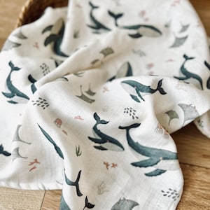Musselintuch Baby Wale | Spucktuch & Mulltuch | Tuch aus Musselin, personalisiert mit Name | Babygeschenk zur Geburt | Unterwasserwelt, Meer