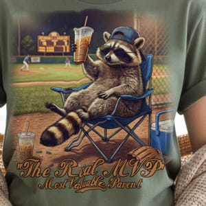 Pacchetto di clipart PNG di procioni, campo da baseball divertente, vero MVP, torneo di baseball e softball, design per sublimazione per mamme, DTG, DTF, procione spazzatura