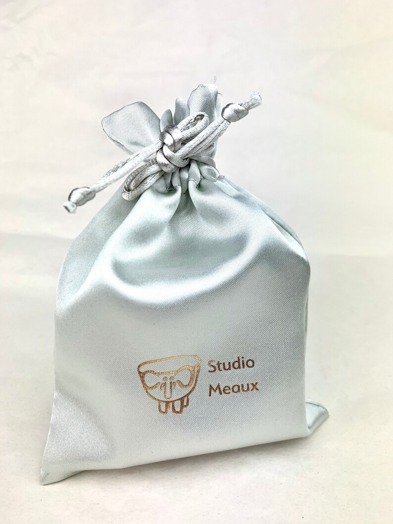 dots Porcelain earrings with 925 silver kidney hooks and platinum details