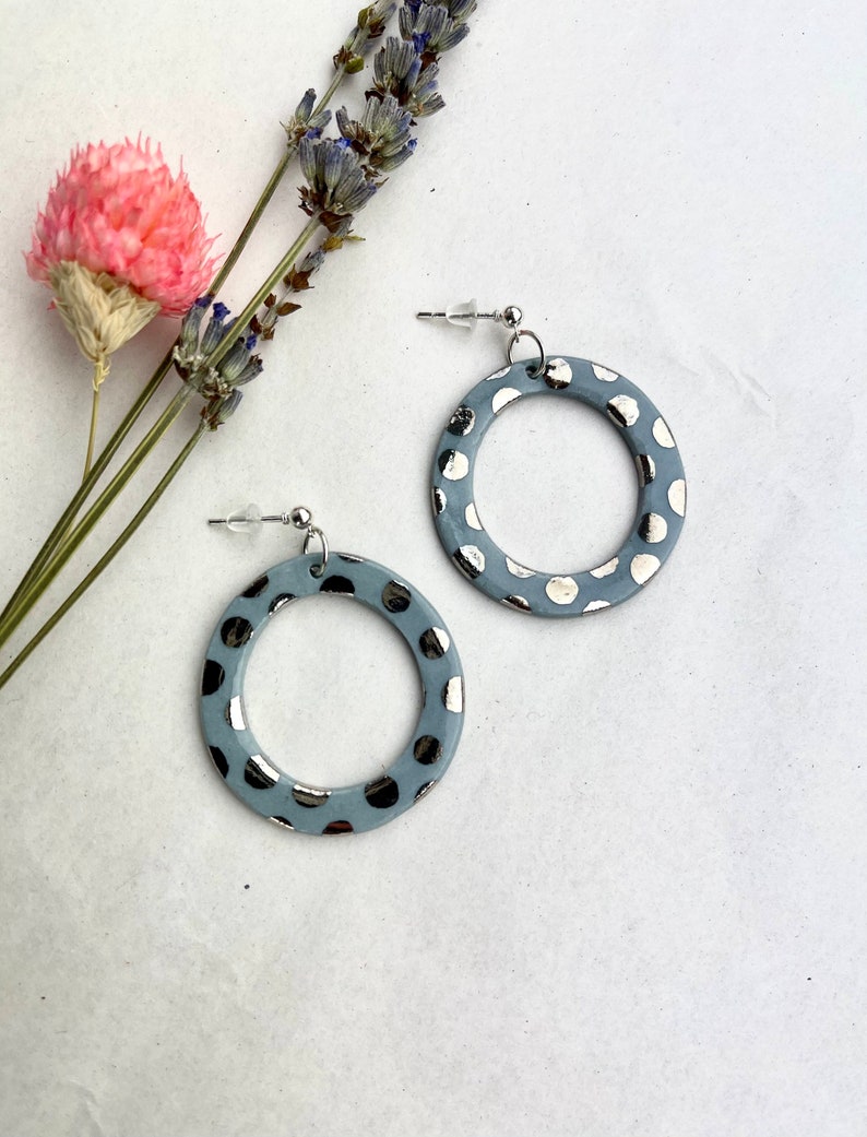 dots Porcelain earrings with 925 silver kidney hooks and platinum details