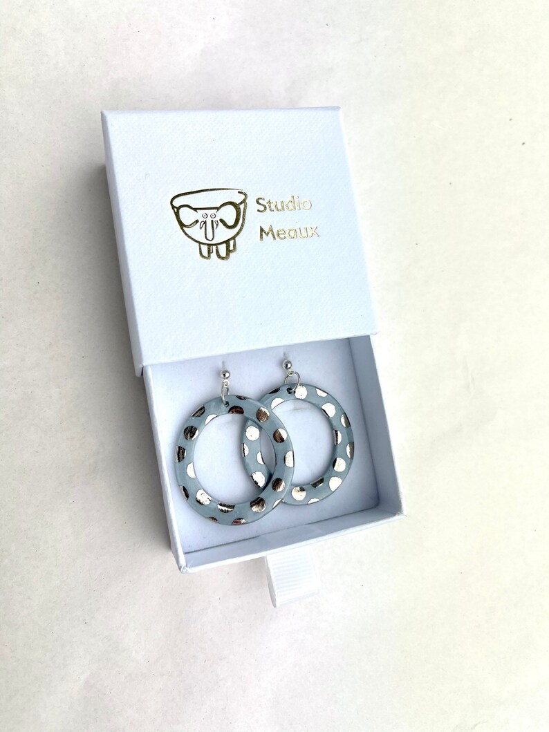 dots Porcelain earrings with 925 silver kidney hooks and platinum details