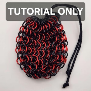 Peut inclure: Une petite pochette fabriquée à partir d'anneaux métalliques rouges et noirs entrelacés dans un motif de cotte de mailles. La pochette dispose d'un cordon de serrage noir sur le dessus. Le texte TUTORIAL ONLY est imprimé en lettres blanches.