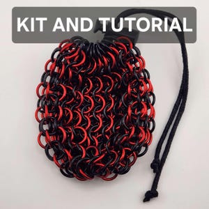 Peut inclure: Une pochette en cotte de mailles composée d'anneaux métalliques rouges et noirs entrelacés, dotée d'un cordon de serrage noir. Le texte KIT AND TUTORIAL est affiché en lettres blanches sur la partie supérieure de l'image.