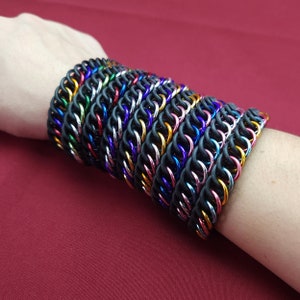 Pulseira elástica com bandeira do orgulho de cota de malha